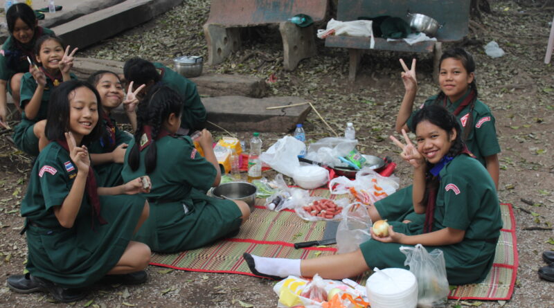 ลูกเสือเนตรนารีชั้นประถมศึกษาปีที่ ๕ จัดกิจกรรมการประกอบอาหาร