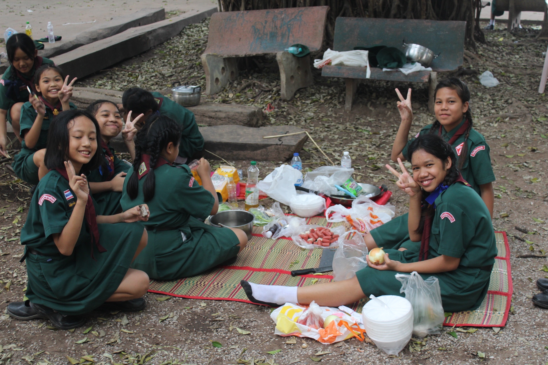 ลูกเสือเนตรนารีชั้นประถมศึกษาปีที่ ๕ จัดกิจกรรมการประกอบอาหาร