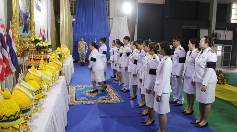 โรงเรียนชุมชนหนองสองห้องคุรุราษฎร์รังสรรค์ เข้าร่วมพิธีวางพานพุ่ม ถวายราชสักการะ 