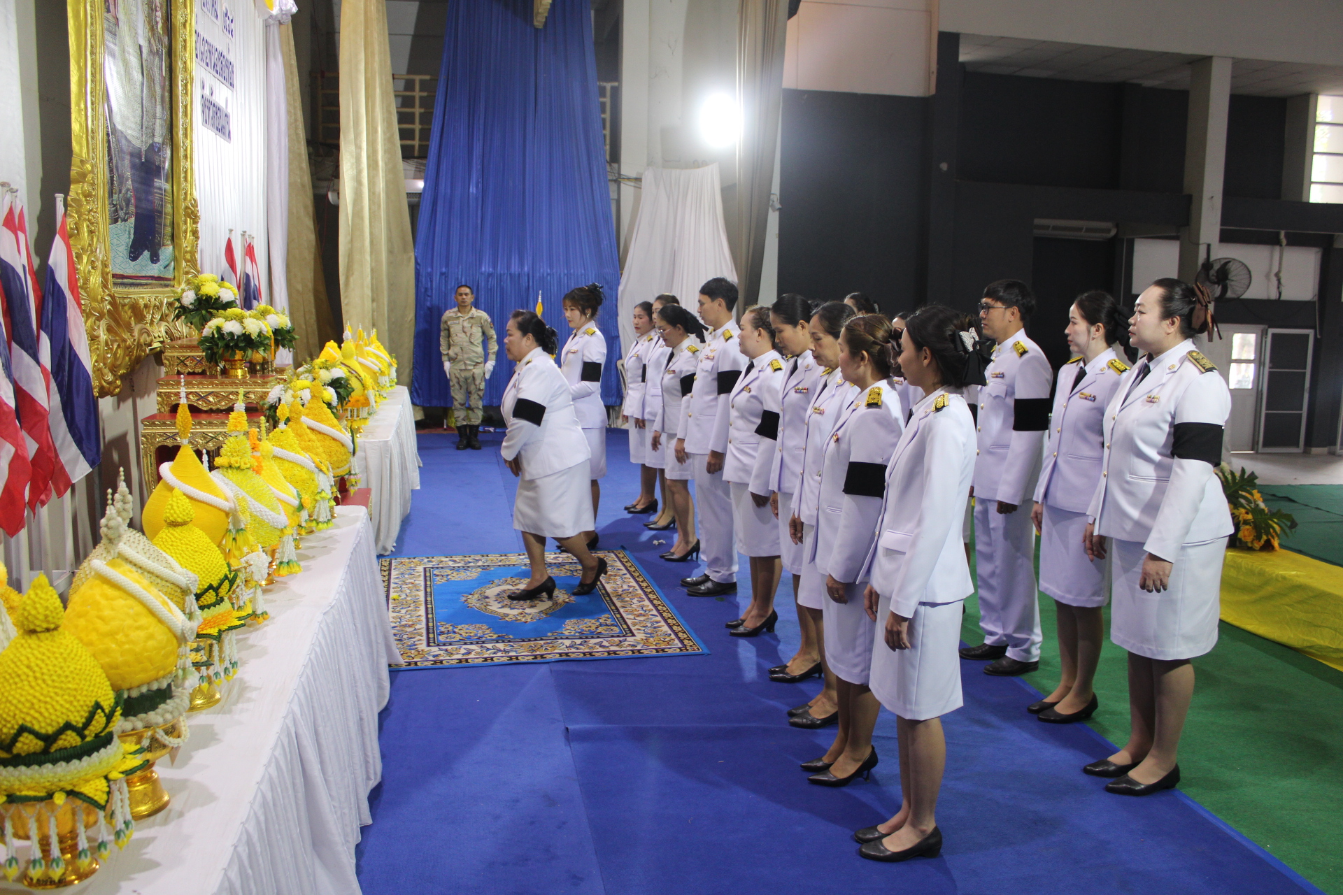 โรงเรียนชุมชนหนองสองห้องคุรุราษฎร์รังสรรค์ เข้าร่วมพิธีวางพานพุ่ม ถวายราชสักการะ 